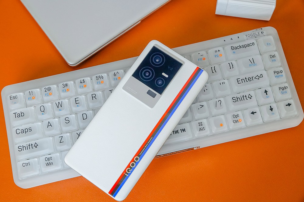 iqoo11骁龙8+2是超频版吗,iqoo11骁龙是不是满血版