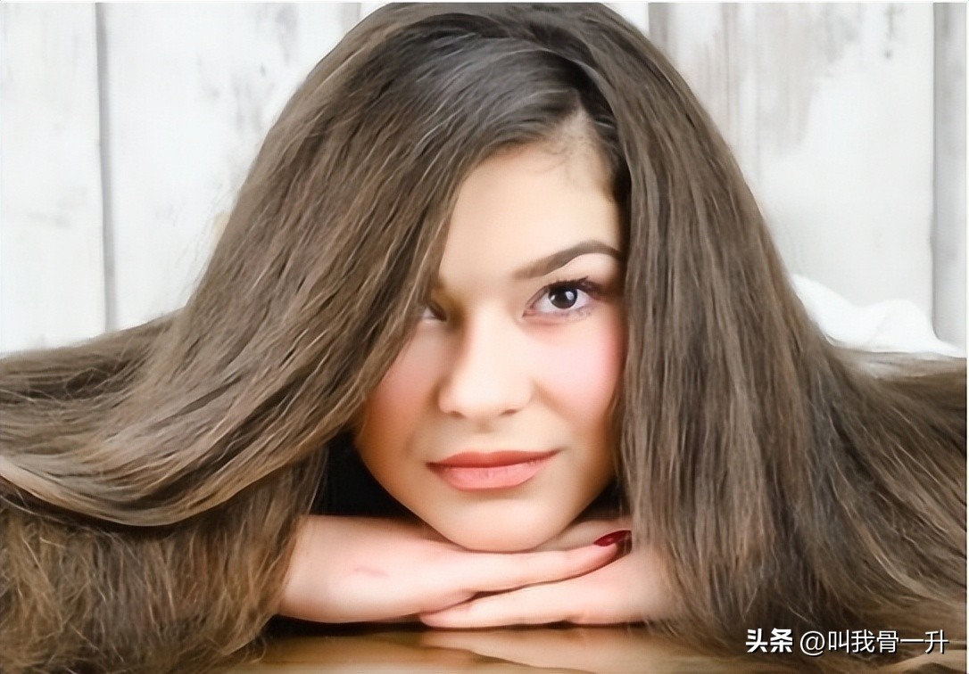 12岁小孩头发稀少怎么变浓密,怎么让头发变浓密食疗