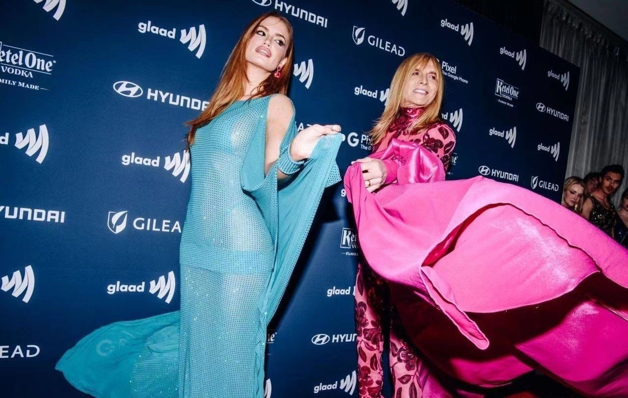 173女星海莉·卡利尔参加活动，身穿浅蓝网状透视礼服，秀修长美腿