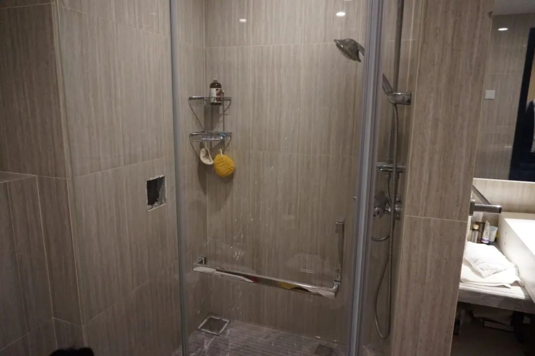 楼上漏水保修期8年未到属谁负责,楼上防水导致漏水谁赔偿