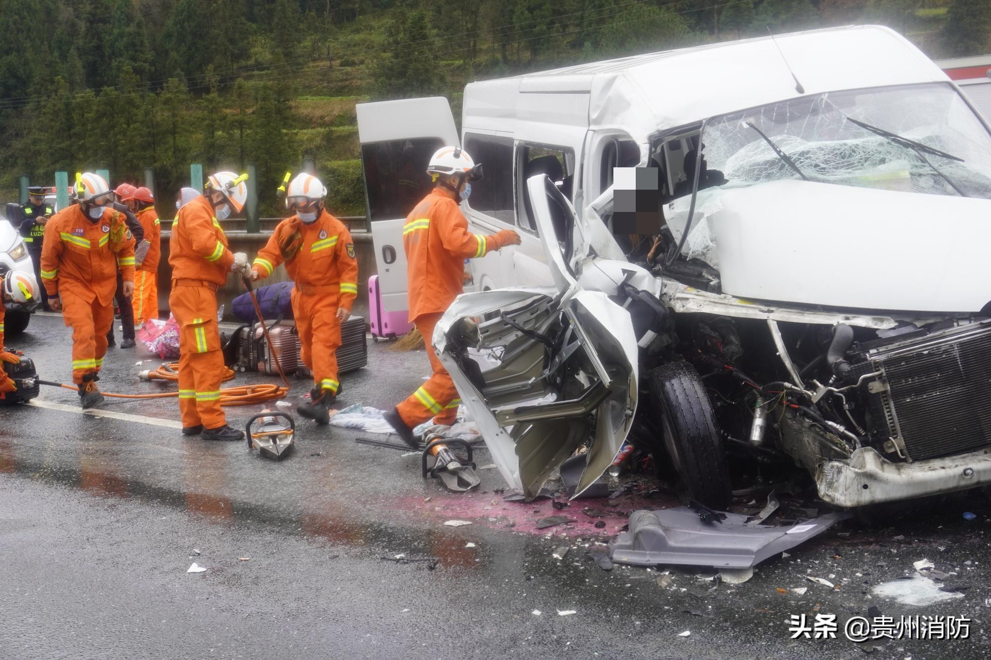 高速公路上两车相撞已致人死亡,高速公路两车相撞26人死亡