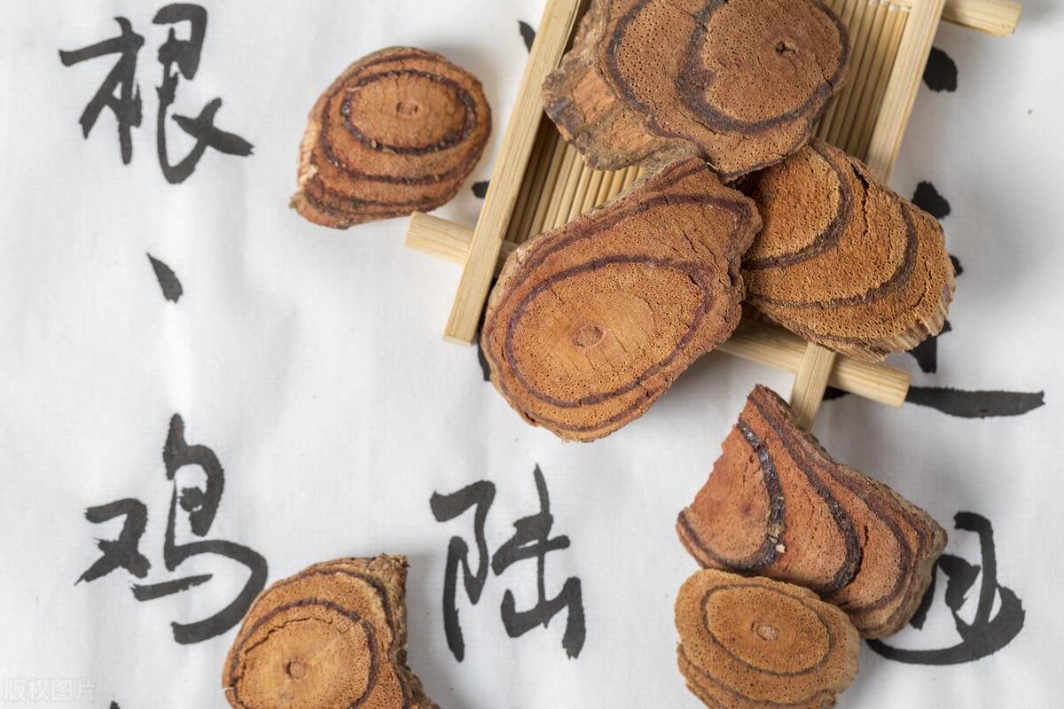 *褐斑黄**有两个原因：一是血不洁，二是肾不好