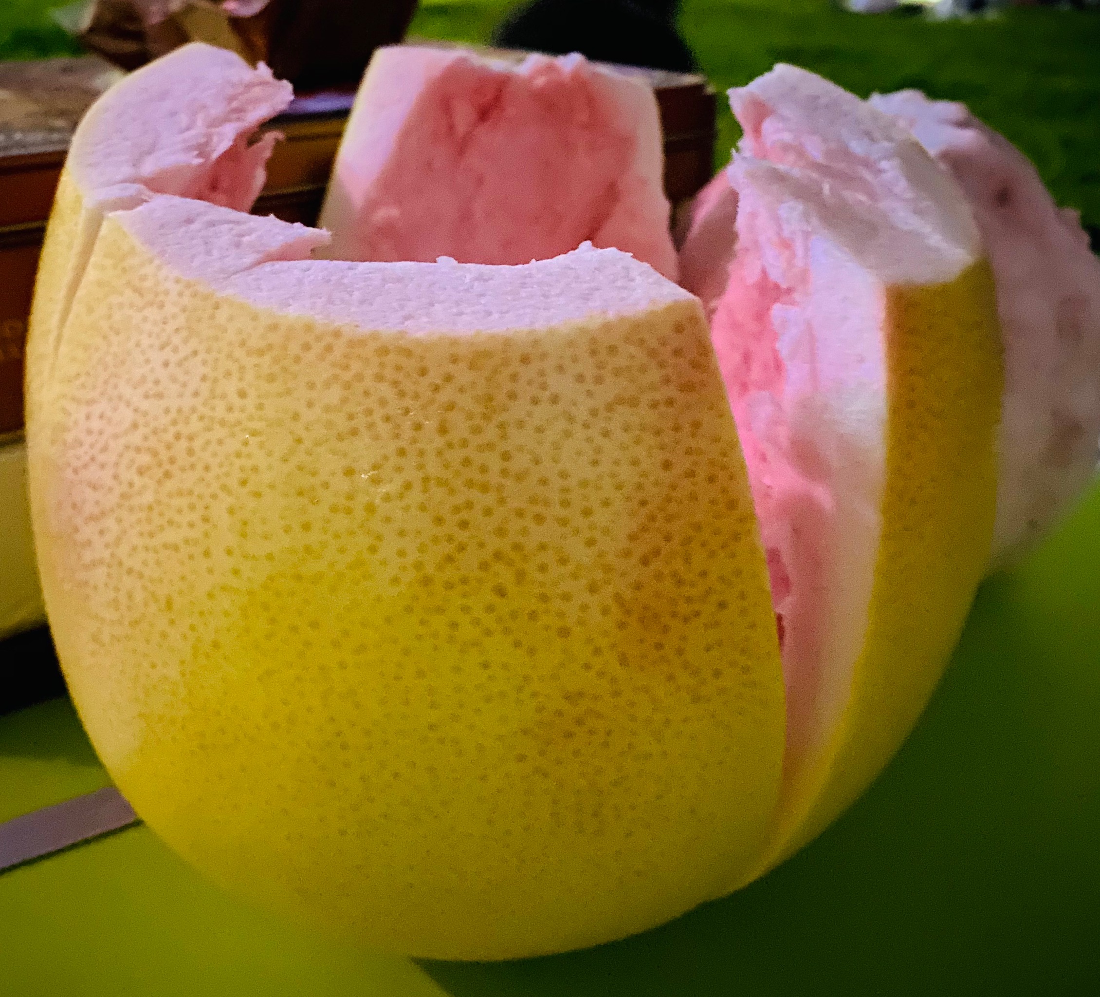 万圣节用柚子做灯笼的方法,柚子做的灯笼又好玩又好吃