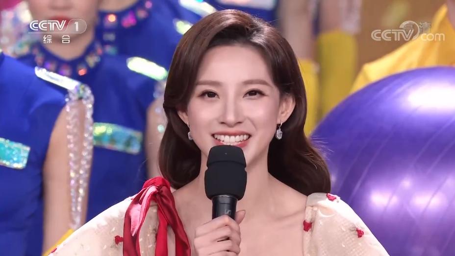 马凡舒回归《天下足球》，人气一路飙升，被赞是董卿接班人