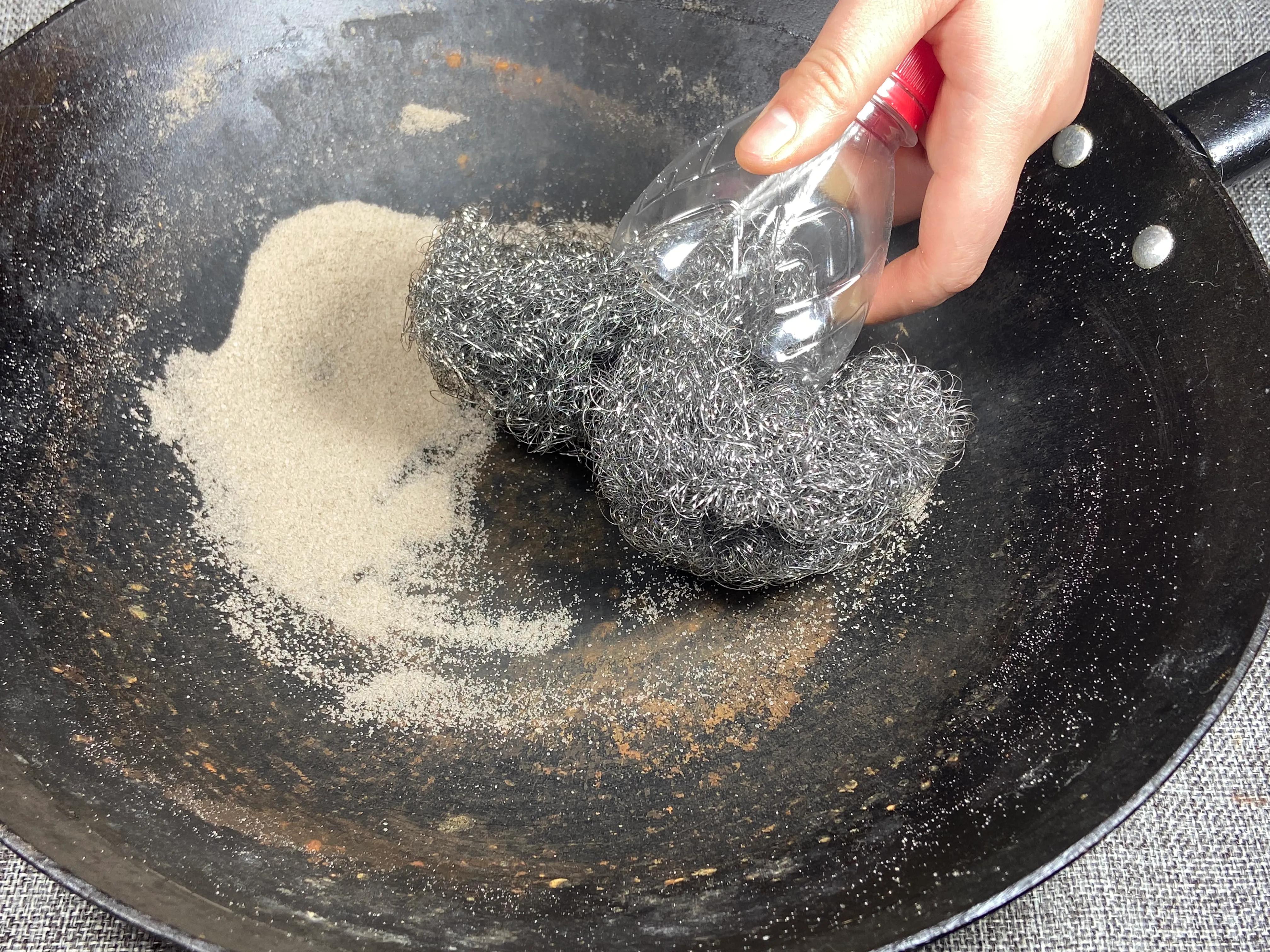 铁锅生锈怎样才能彻底清除,铁锅怎么清除锈迹小妙招