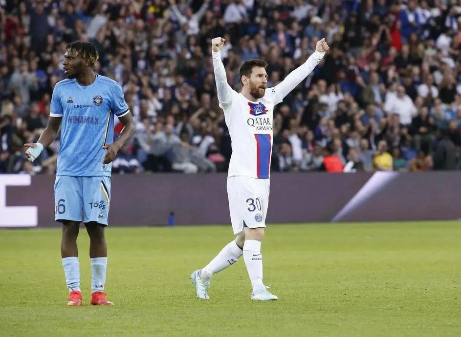 巴黎官宣梅西离队后光速掉粉,姆巴佩对梅西和c罗态度