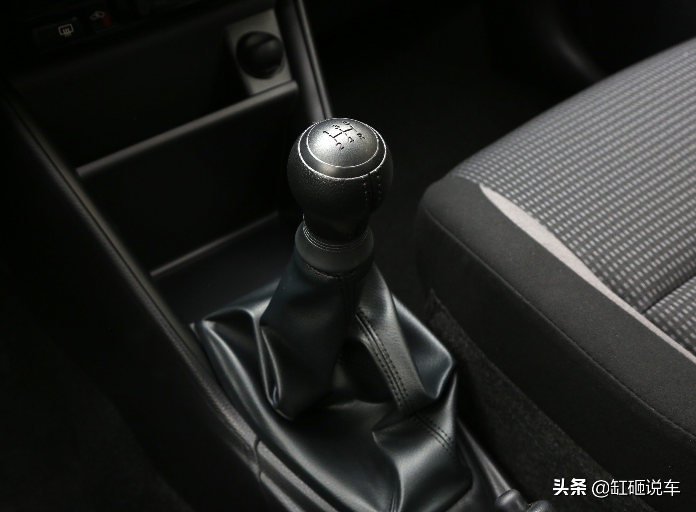 丰田三厢车哪一款值得入手,省油质量好耐用动力好的丰田suv车