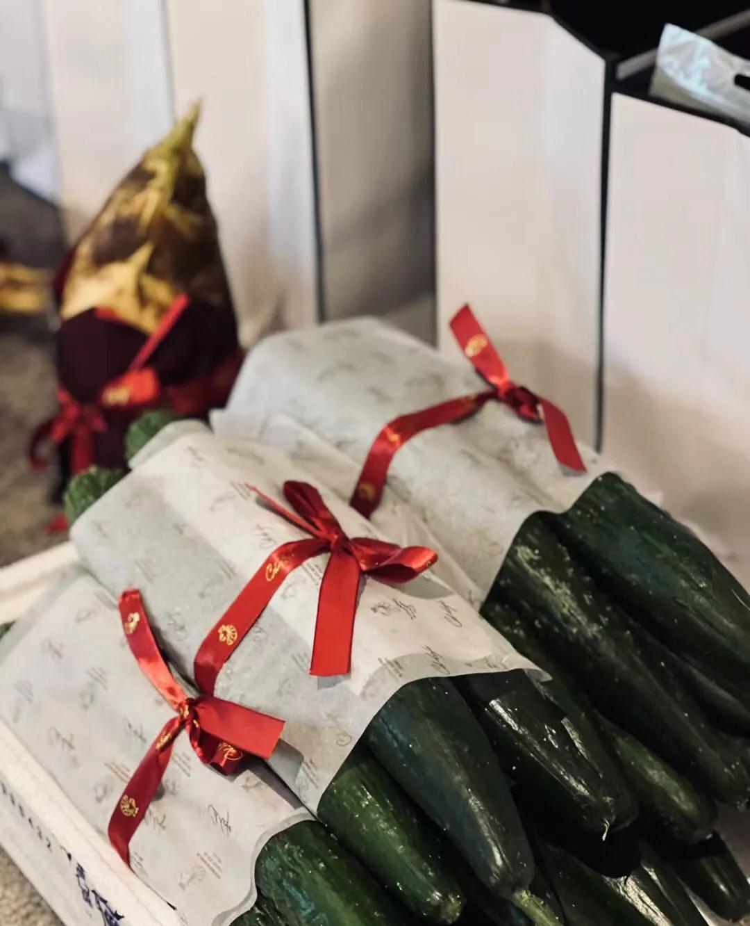 上海某奢侈品店为有迫切需求的客户提供精心包装的蔬菜，笑翻了