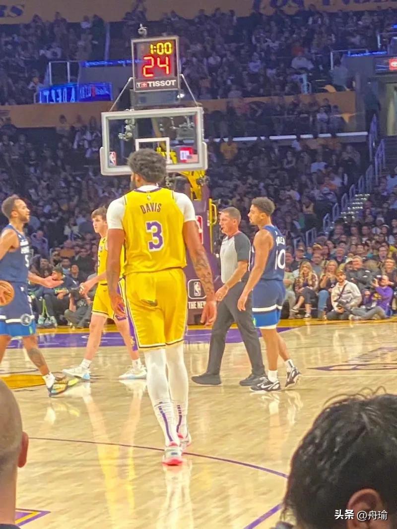 NBA晚报：詹皇转发中国视频，字母哥伸脚绊欧文，胖虎90度崴脚