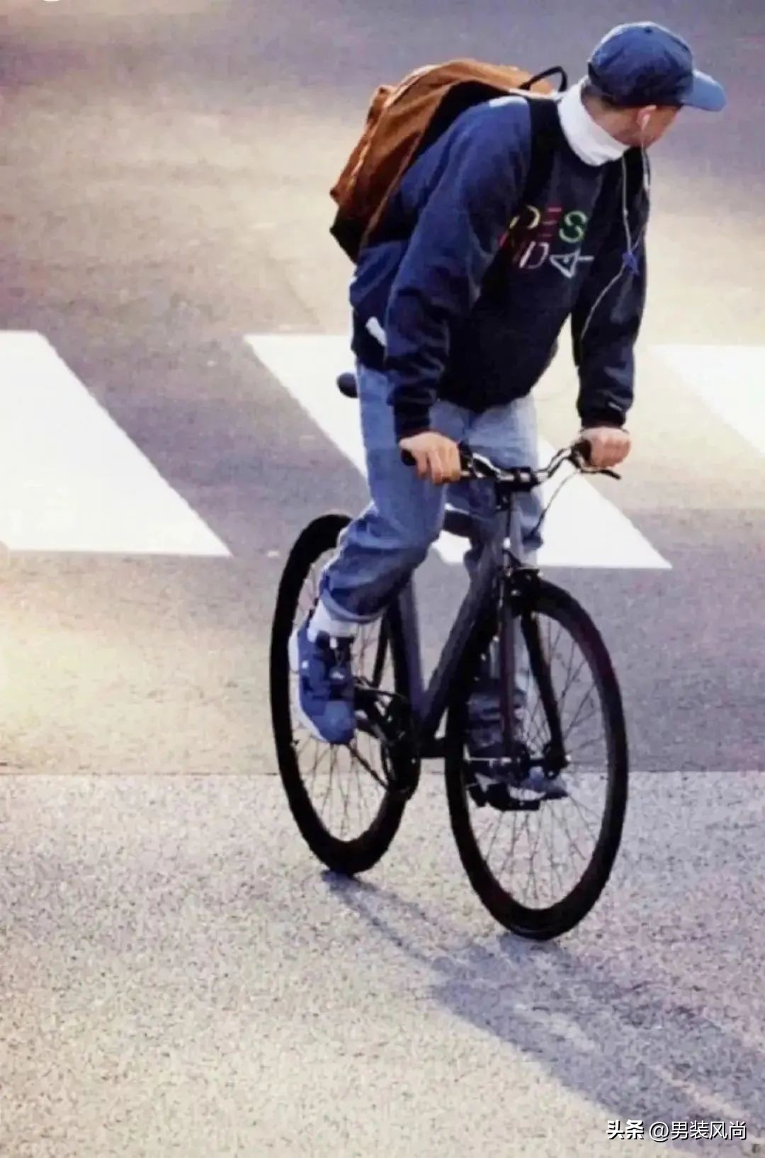 男士白色圆领卫衣怎样穿搭,圆领卫衣里面穿什么打底男士