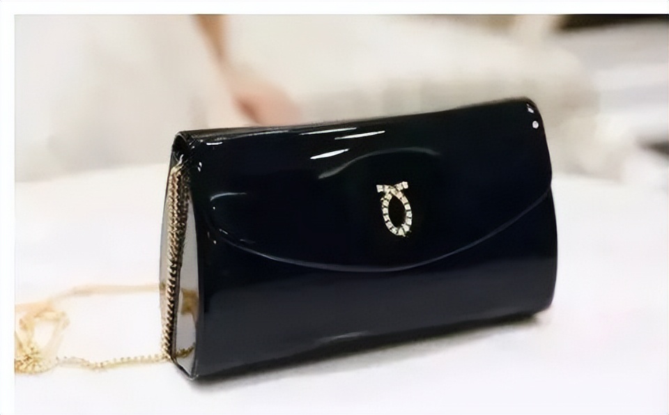 英国女王最喜欢的包包牌子,英国女王拿的包包价格