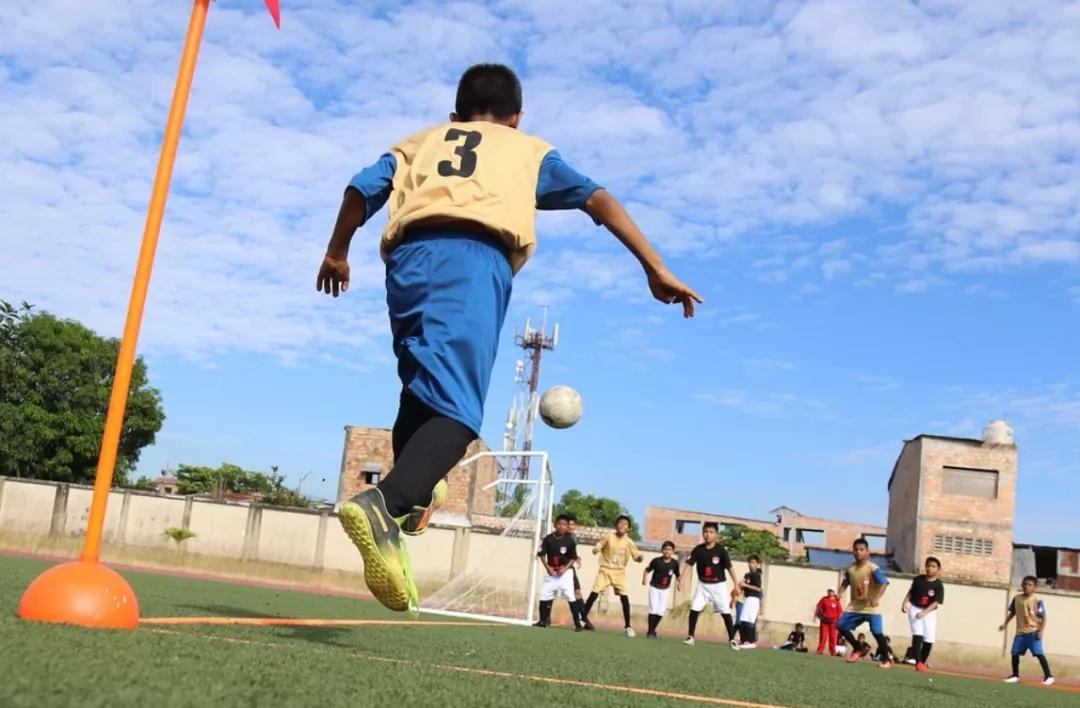 孩子非常热爱足球怎么帮助他,孩子踢球怎样让教练多给予鼓励呀