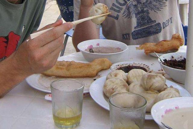 经常胃酸是怎么回事？医生提醒：落实好这3件事，或能抑酸养胃