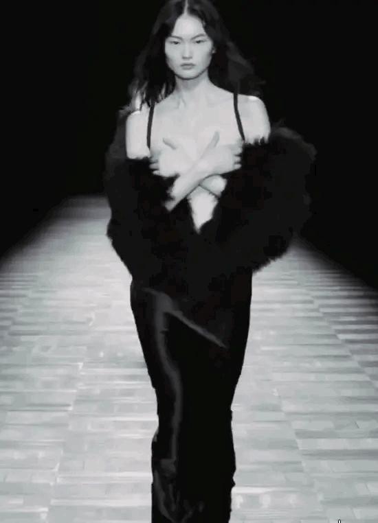 开裆裤,裸胸装,今年高奢大秀一个比一个奇葩,暴露就是时尚?