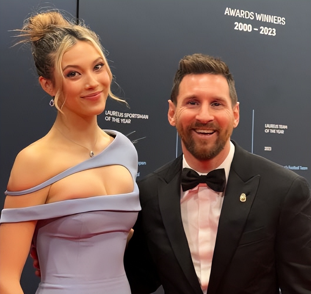 谷爱凌夺冠披国旗照片,谷爱凌登上颁奖台