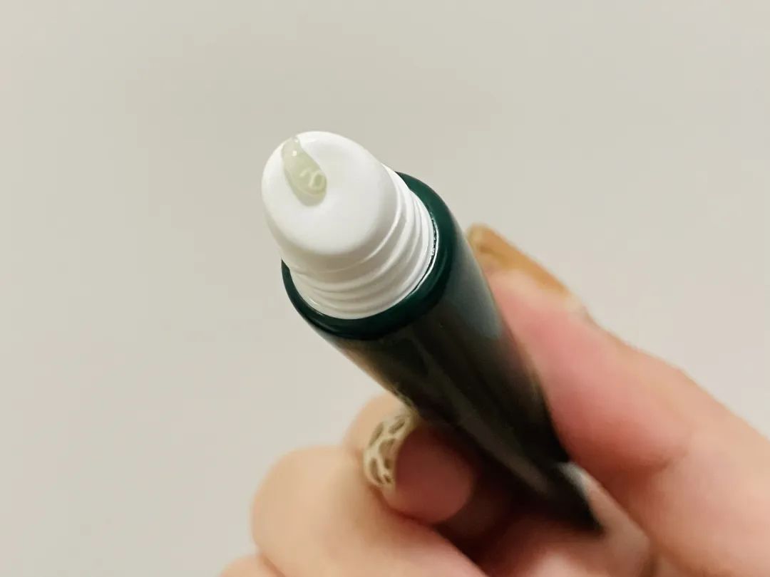 润唇膏为何越涂越干呢,涂了这么多年的润唇膏