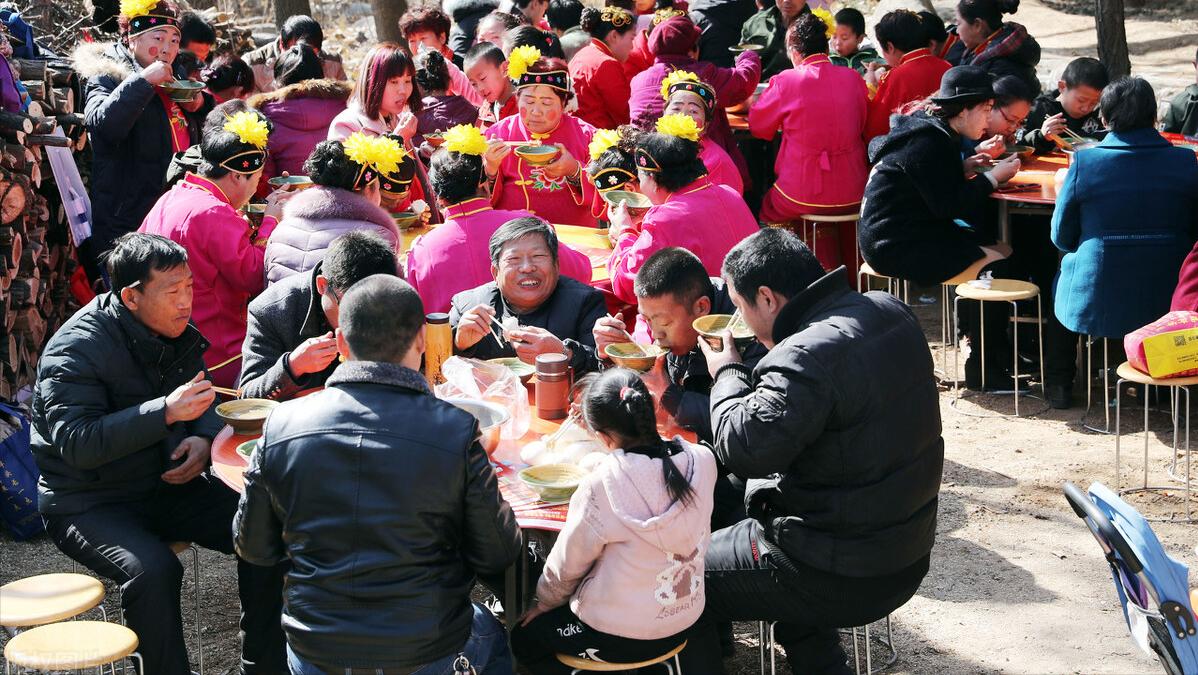 河南大姐大锅菜10块钱一份随便吃,卖便宜大锅菜