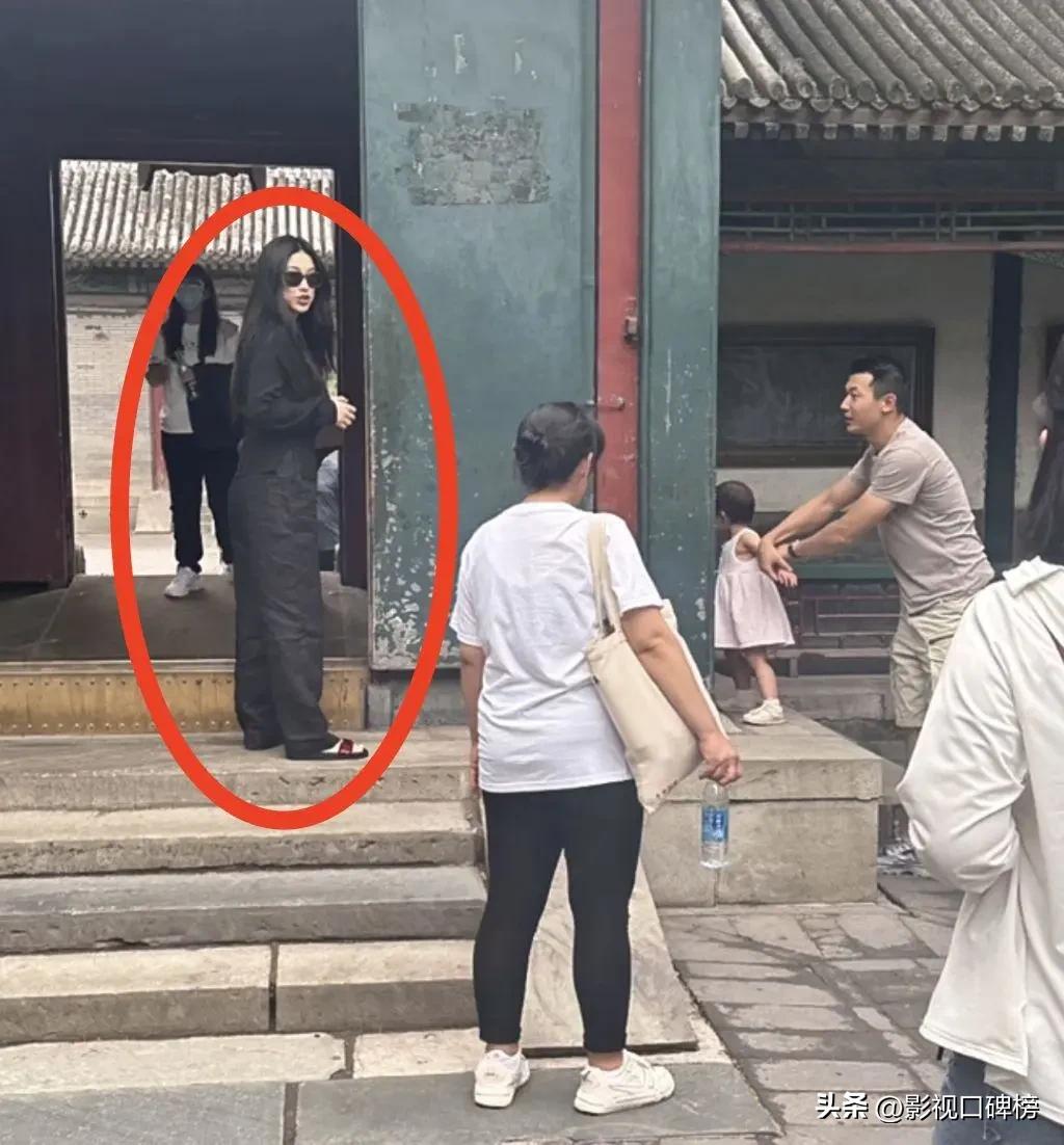 朱珠身材穿衣品味网友无法理解,朱珠老公晒一家三口出外游玩照