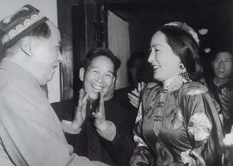 1961年毛主席在庐山开会，看到一位女舞蹈演员楞了：你好像我女儿