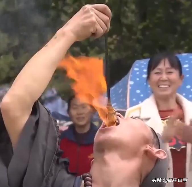 男子街头乞讨赚1000万,男子街头手擦烧红铁链卖药