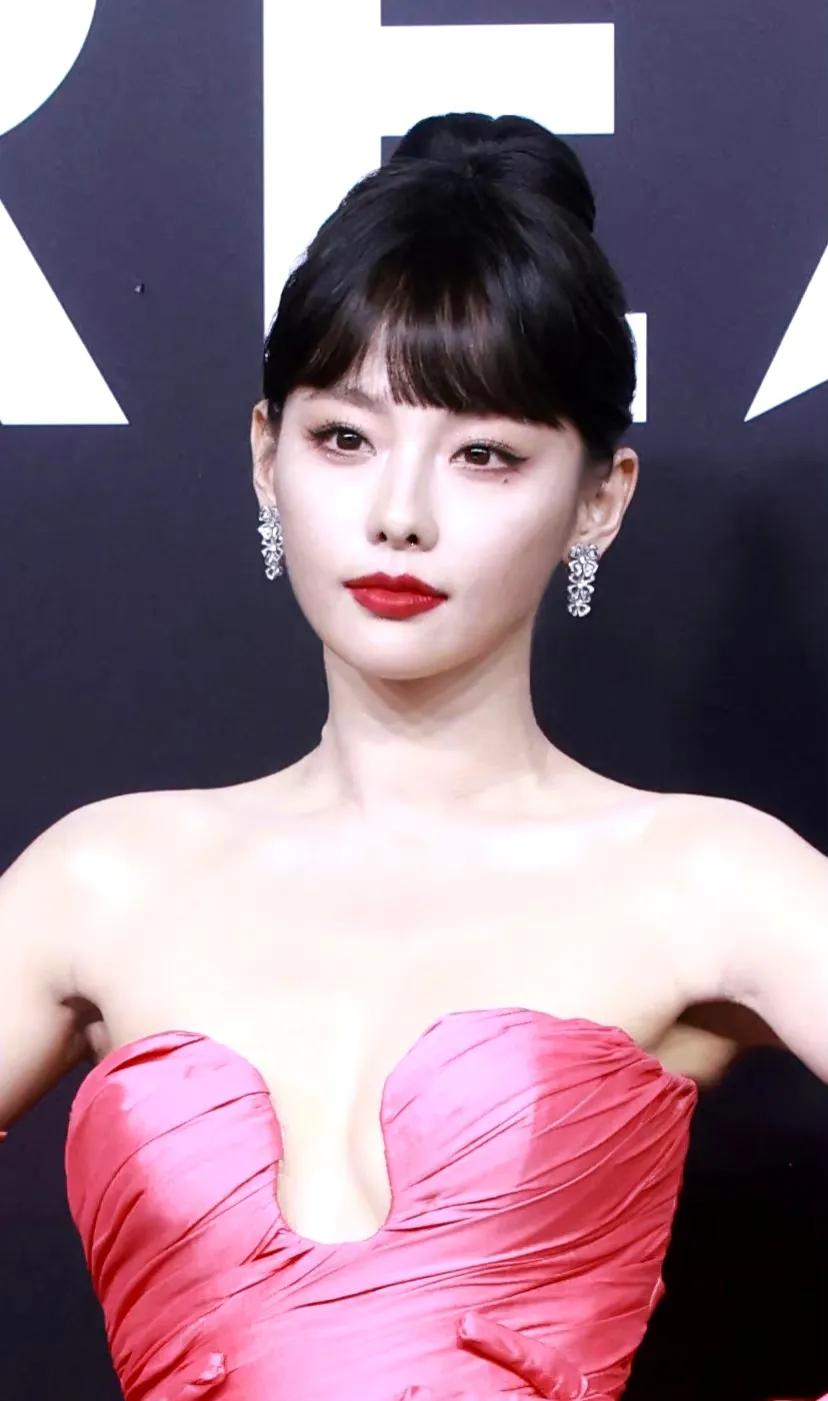 盘点爆火的红毯明星造型,最新女明星红毯惊艳合集