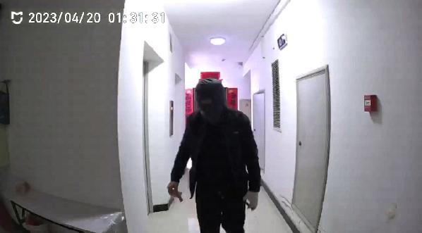 蒙面男人深夜潜入章丘,蒙面男凌晨2点取钱