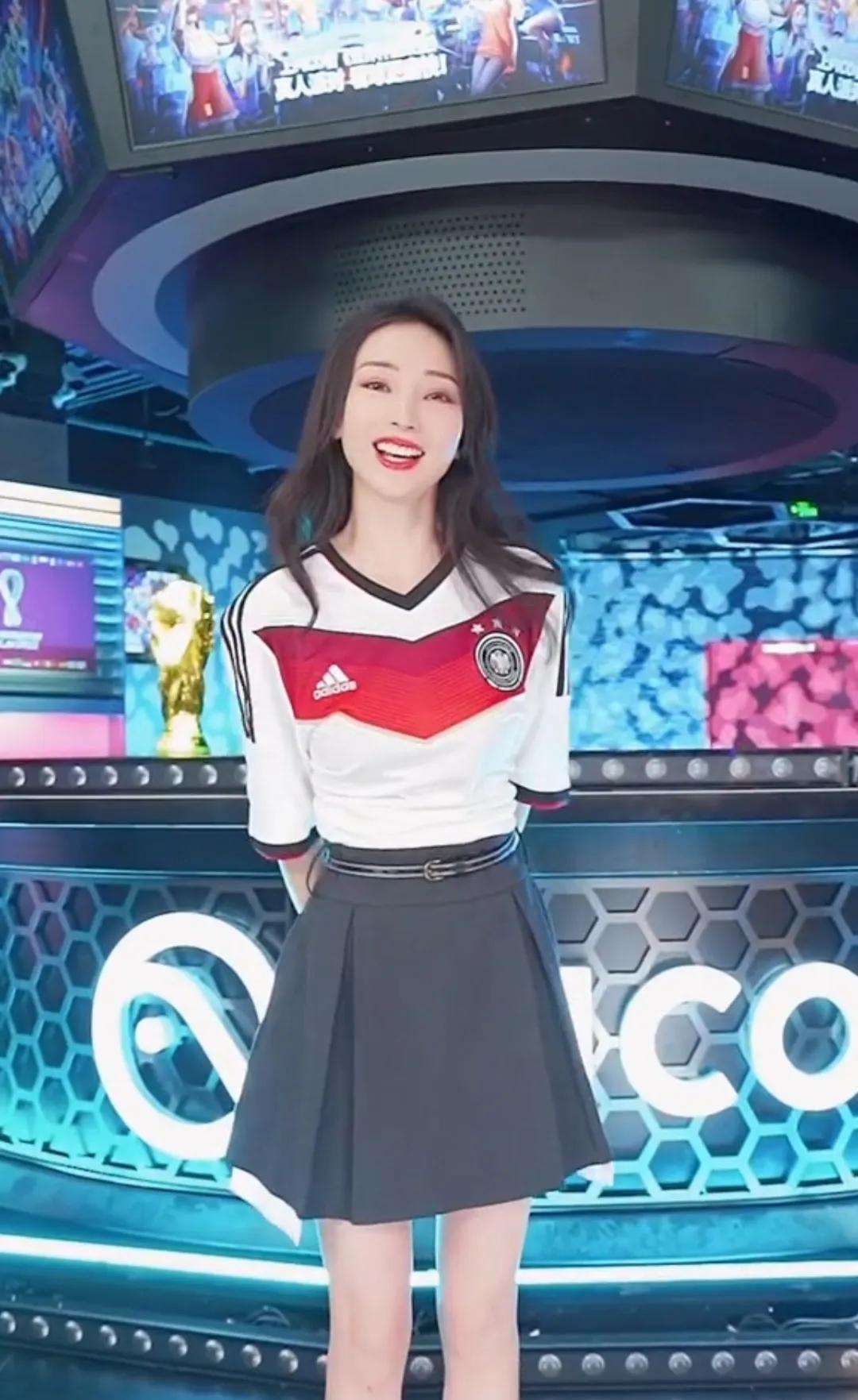 柳岩张馨予领衔变身足球宝贝,世界杯柳岩化身足球宝贝