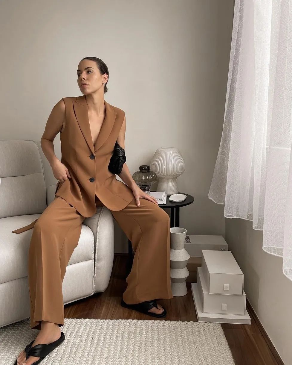 秋日马甲穿搭的n种,春天咖色格子针织马甲怎么搭配