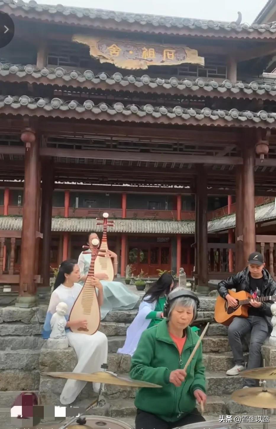 70岁老奶奶架子鼓基本功,70岁奶奶在敲架子鼓