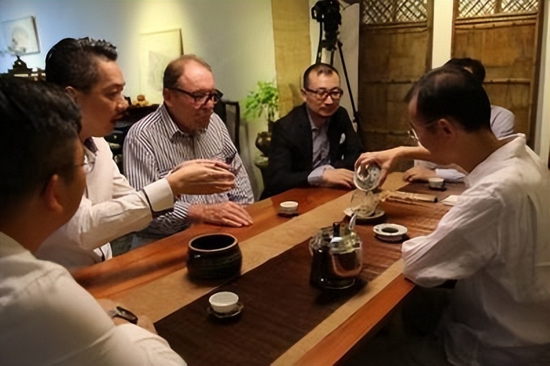 华人富豪捐了300亿给美国,爱国人士捐款一千万