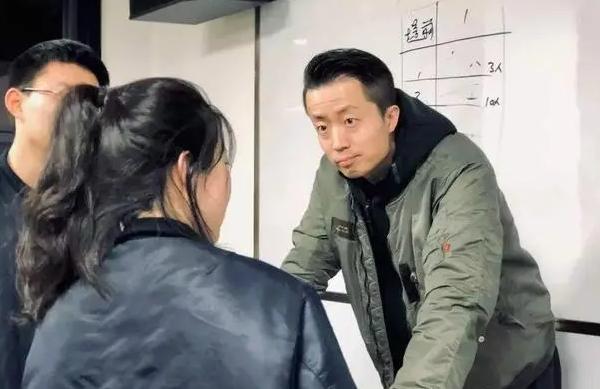 入学后班主任打听父母背景，普通家长别紧张，“巧妙”回答很加分