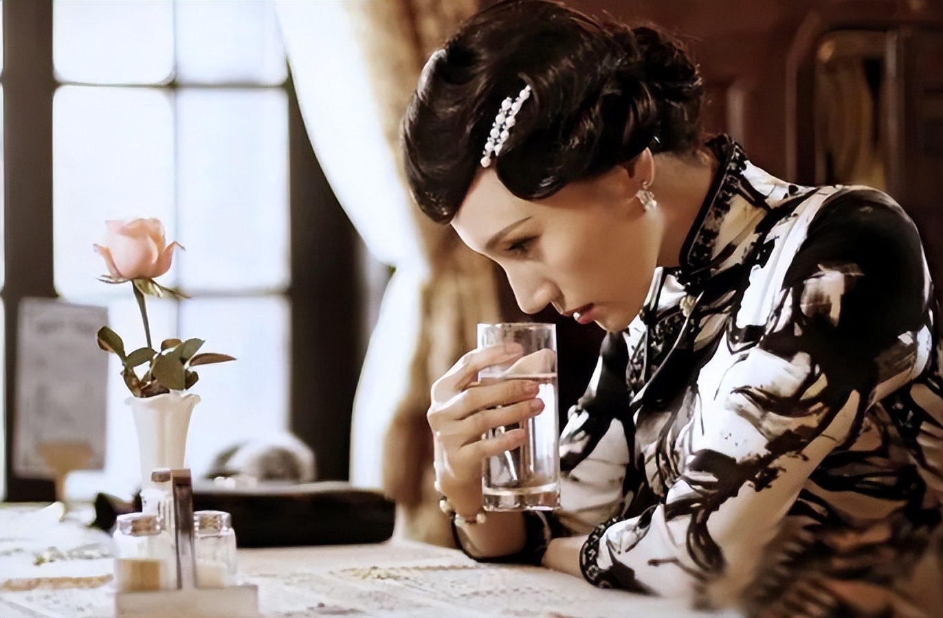 刘嘉玲关晓彤同框,穿旗袍大秀窈窕好身材