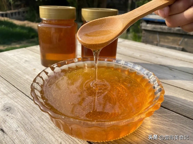 买蜂蜜时，如何辨别真假，30年养蜂教你一招，1个打火机就搞定！