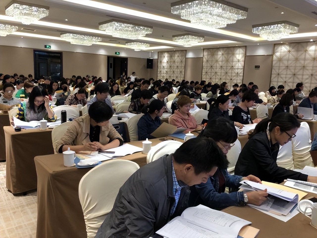 90后的我15岁背井离乡出门打工,90后的我孤身一人在上海创业