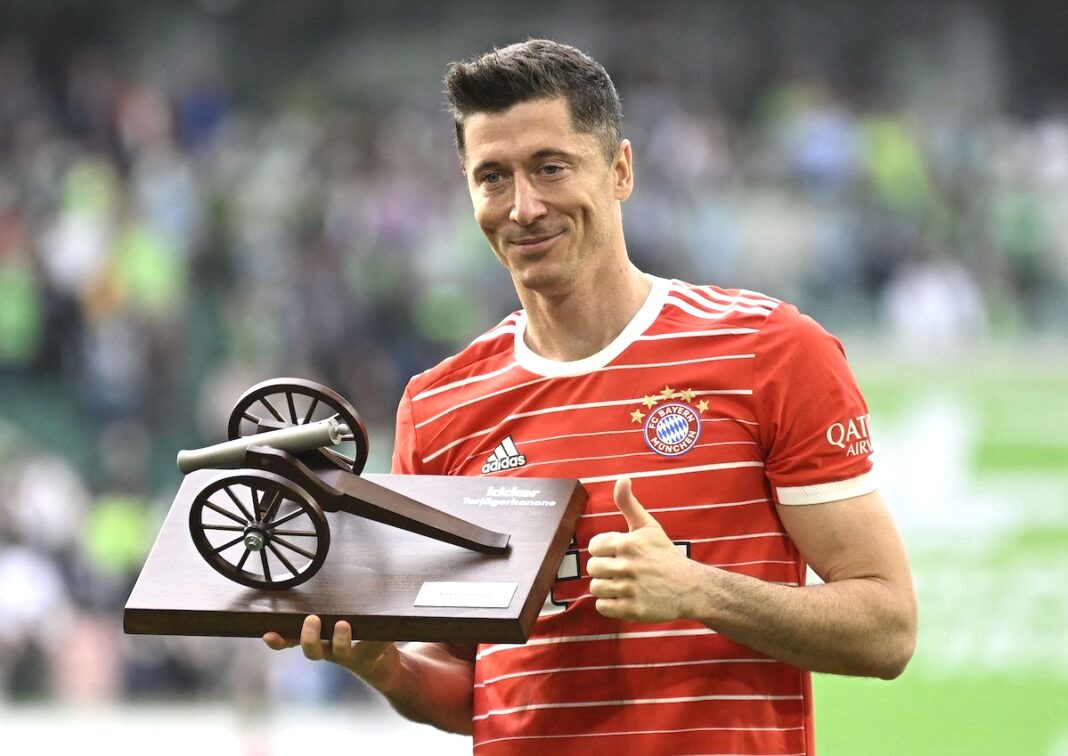 波兰前锋拜仁帽子戏法,神锋成巴西第一人