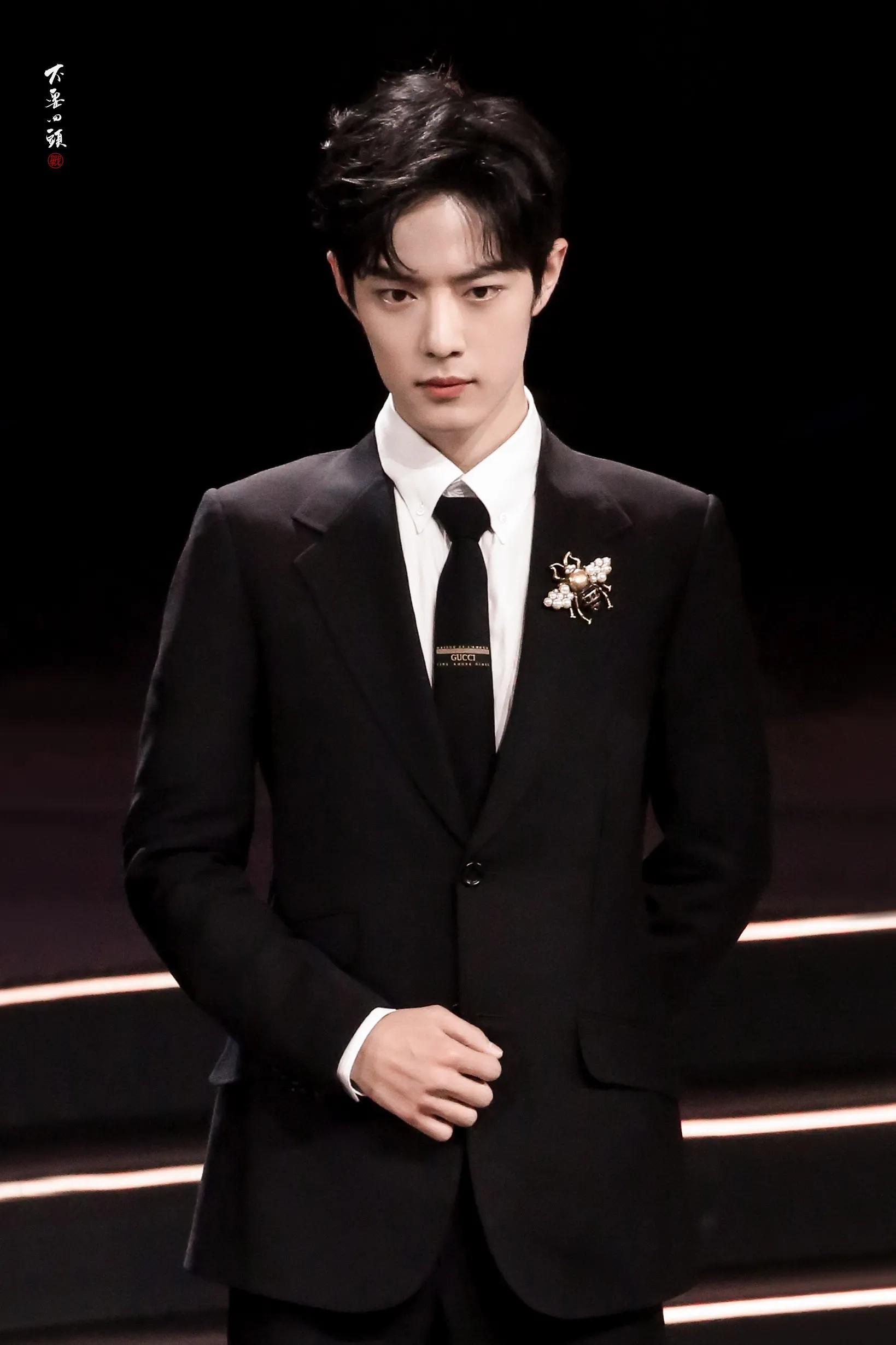 肖战近期活动造型,肖战微博之夜两套造型