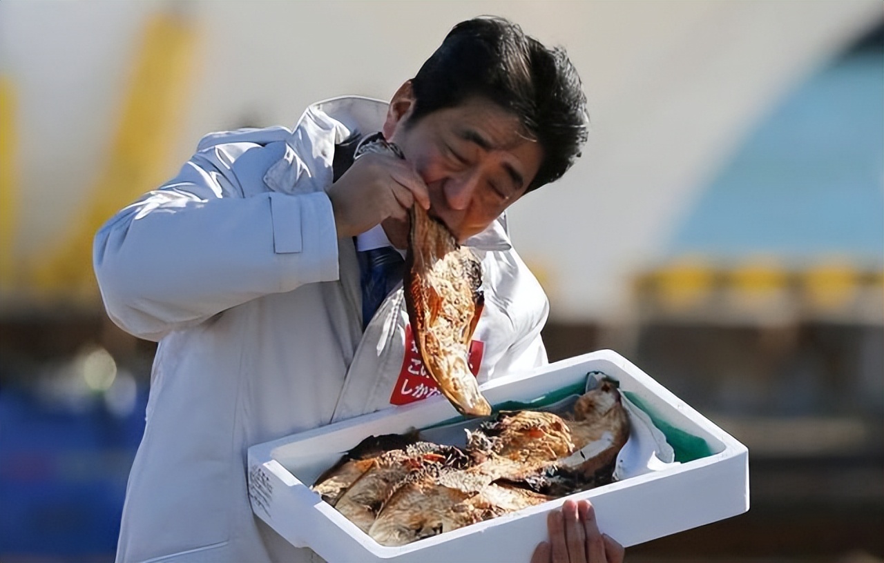 “拍蒜”的菜刀与“吃烤鱼”的安倍