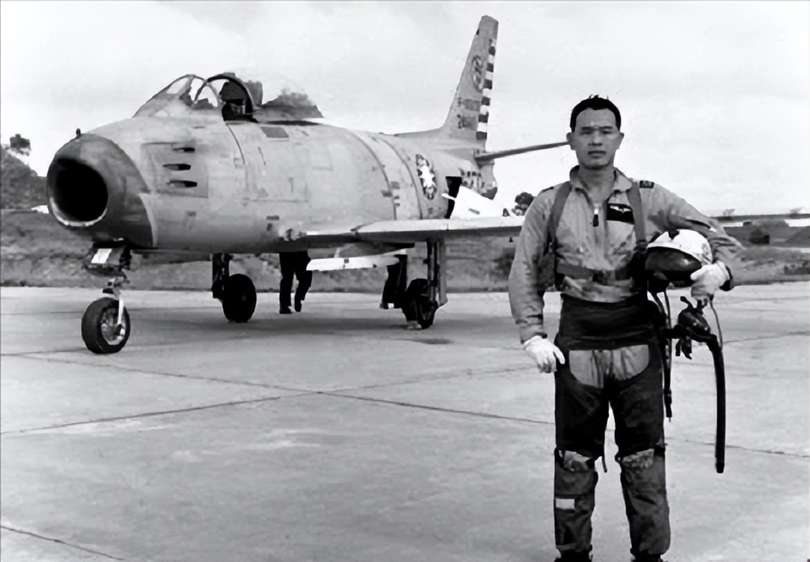 1964年，他只身一人驾驶登陆艇起义，国防部直接奖励黄金600两