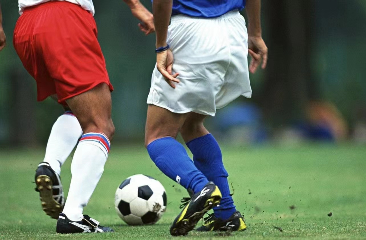 曝皇马计划与本泽马续约两年,皇马一开始就捧本泽马