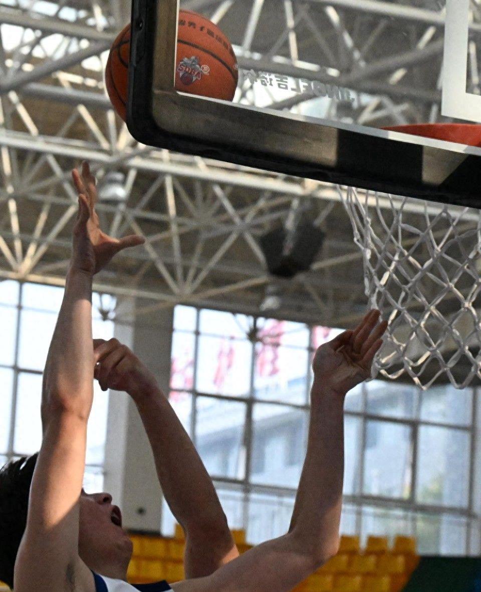 青岛险胜山东齐鲁德比六连胜,山东vs青岛大逆转