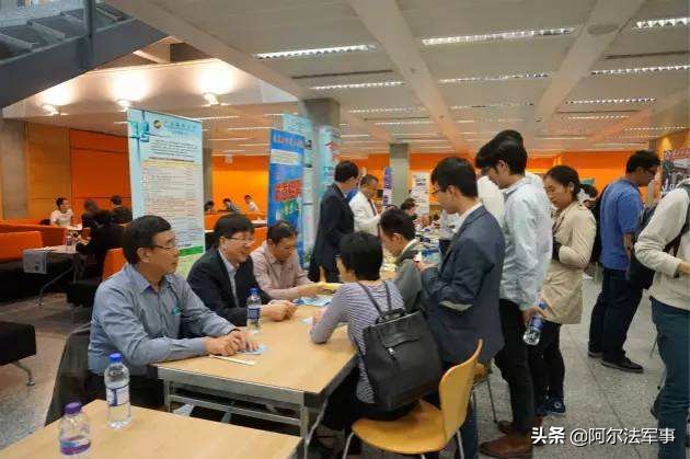 意不意外？一则网贴让移英港人发现，跑再远还得靠中国赏饭吃