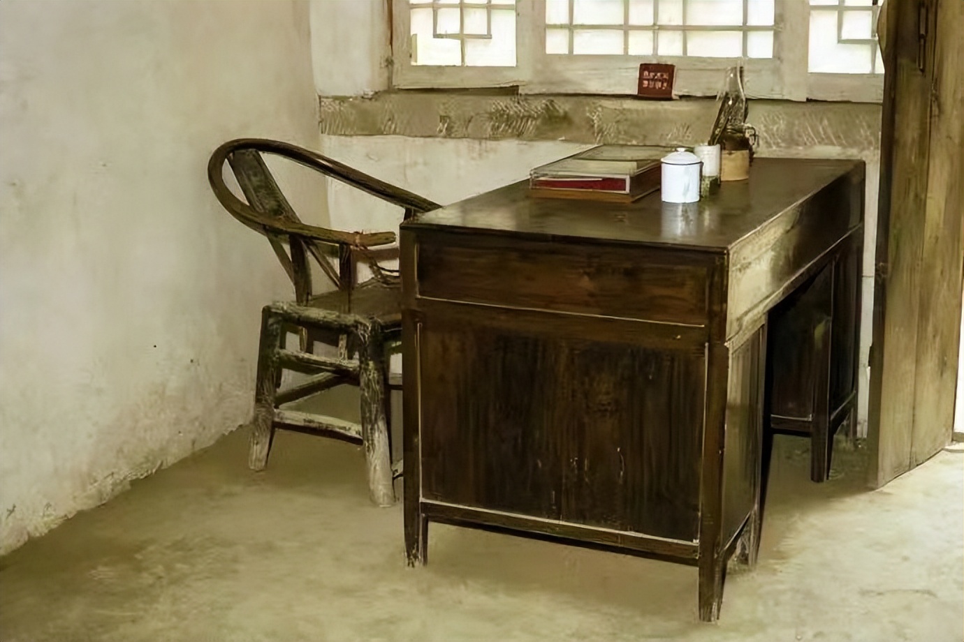 蒋介石一生中唯一一次到延安，看了毛*东泽**的窑洞，大呼后悔