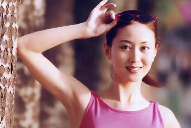 事实证明，为了钱选择当“裸模”的汤加丽，已经走上了另一条大道