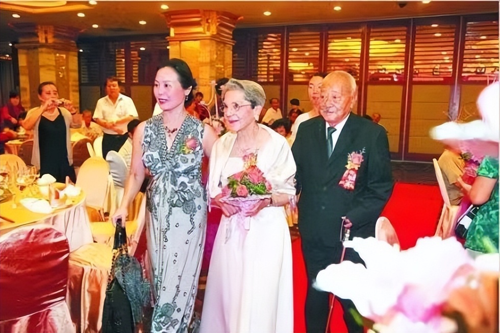 法国老太等中国初恋50年未嫁人,法国姑娘苦等初恋55年