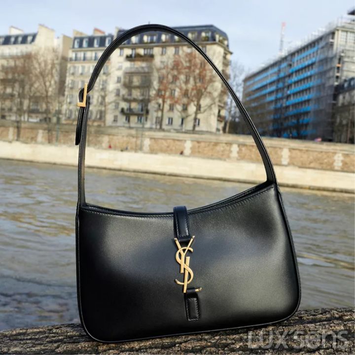 它是今年冬天最受欢迎的单品之一,它才是年度最火的包包