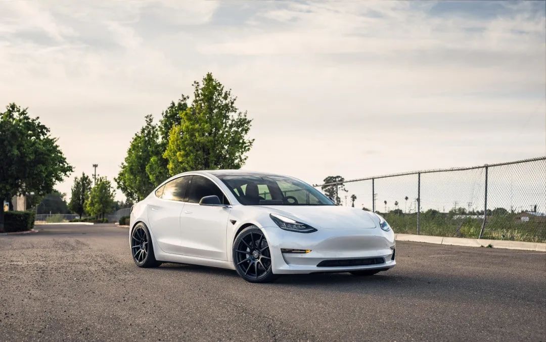 电动钢炮哪家强？德国人给极星2、BMWi4、Model3排了个大小王