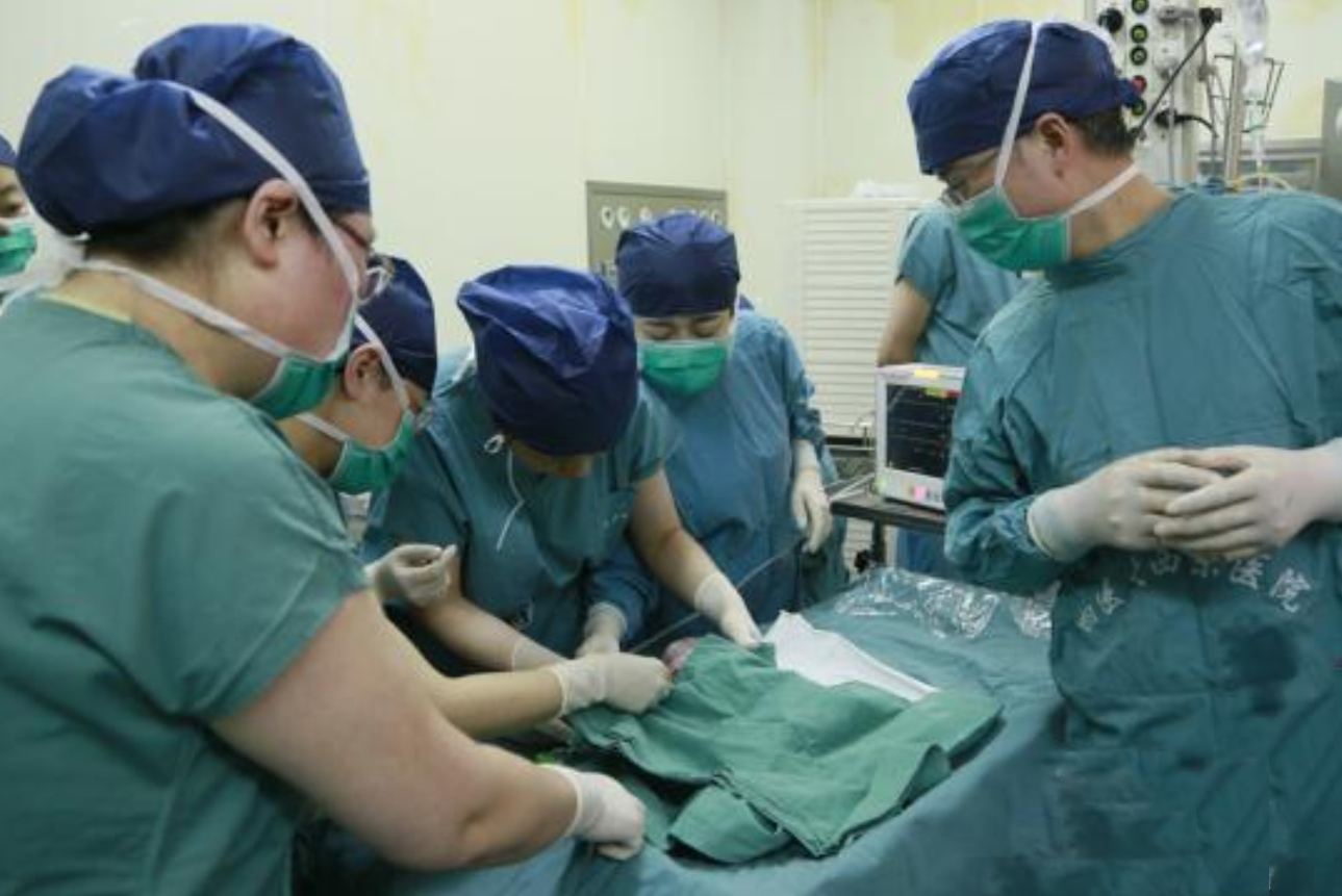 外婆的子宫孕育外孙！2015年，女子移植母亲子宫，4年后生下男婴