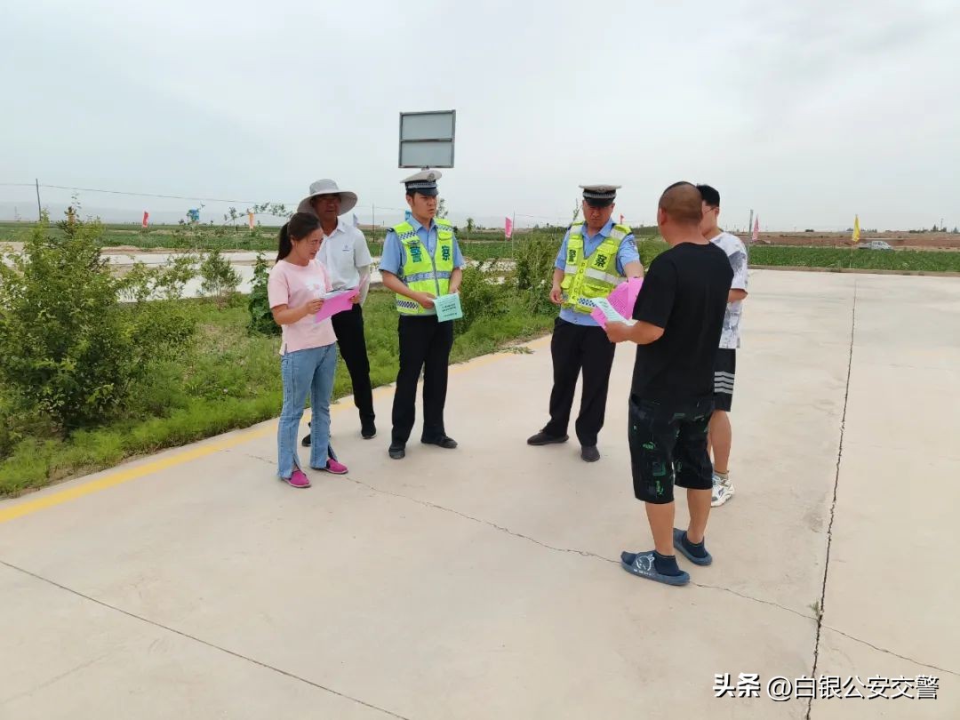 【暑期交通安全】暑期迎来“学车热”交警宣传进驾校把好安全“方向盘”