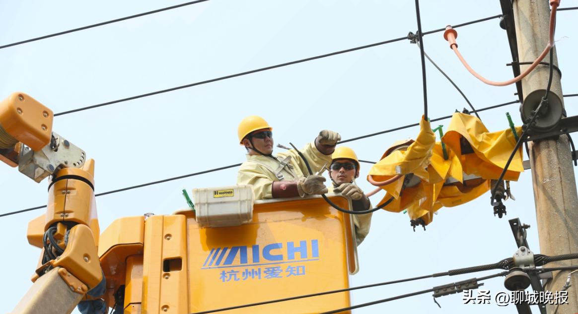 高温下的坚守用汗水守护美好生活,高温酷暑保供应烈日下的坚守