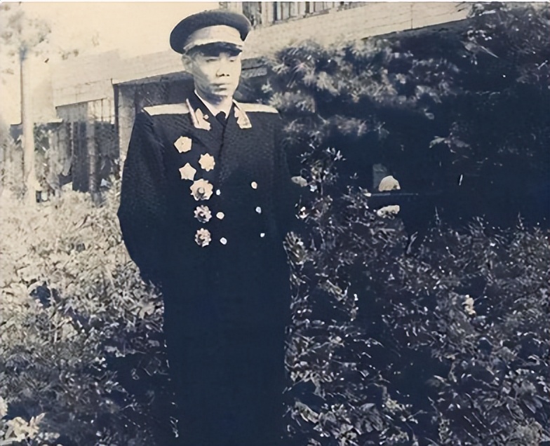 开国中将吴信泉8个儿子、4个女儿，周总理笑道：你们家是航空母舰